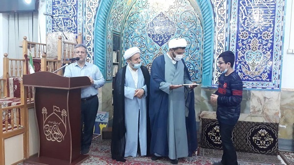 اهداي جايزه به منخب مسابقات اذان دانش آموزش در حاشيه جشن مبعث کانون باب الحوائج رشت