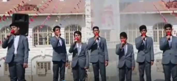 اجراي سرود «خادم بي ادعا» توسط گروه سرود کانون فاطميه صومعه سرا در پياده‌راه فرهنگي رشت