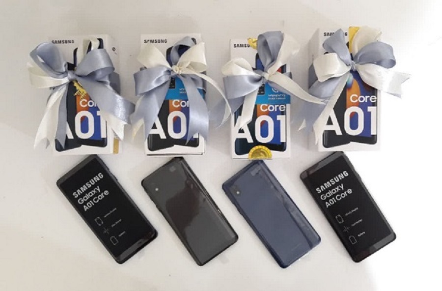 اهداي چهار دستگاه تلفن همراه هوشمند به دانش آموزان بي‌ بضاعت سياه اسطلخ رشت