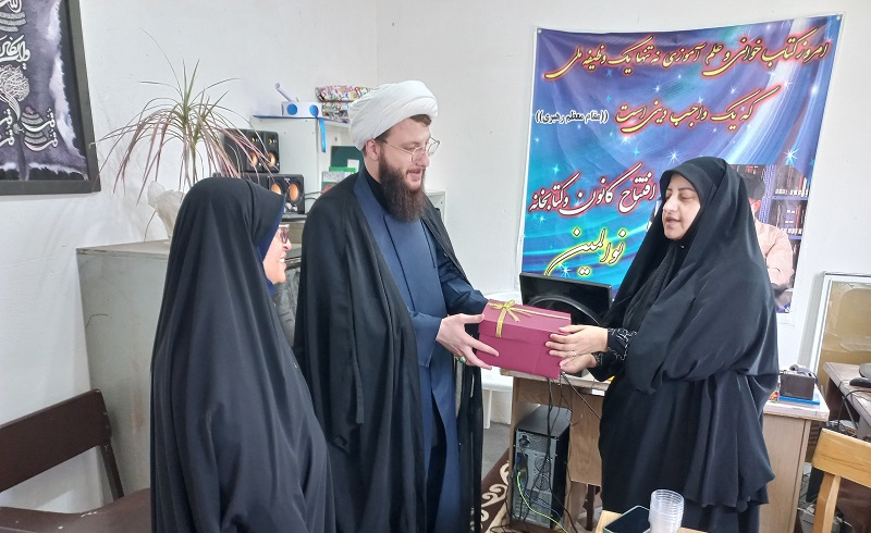 اهداي چادر به بانوان فعال کانون حضرت زينب(س) و نورالمبين رشت