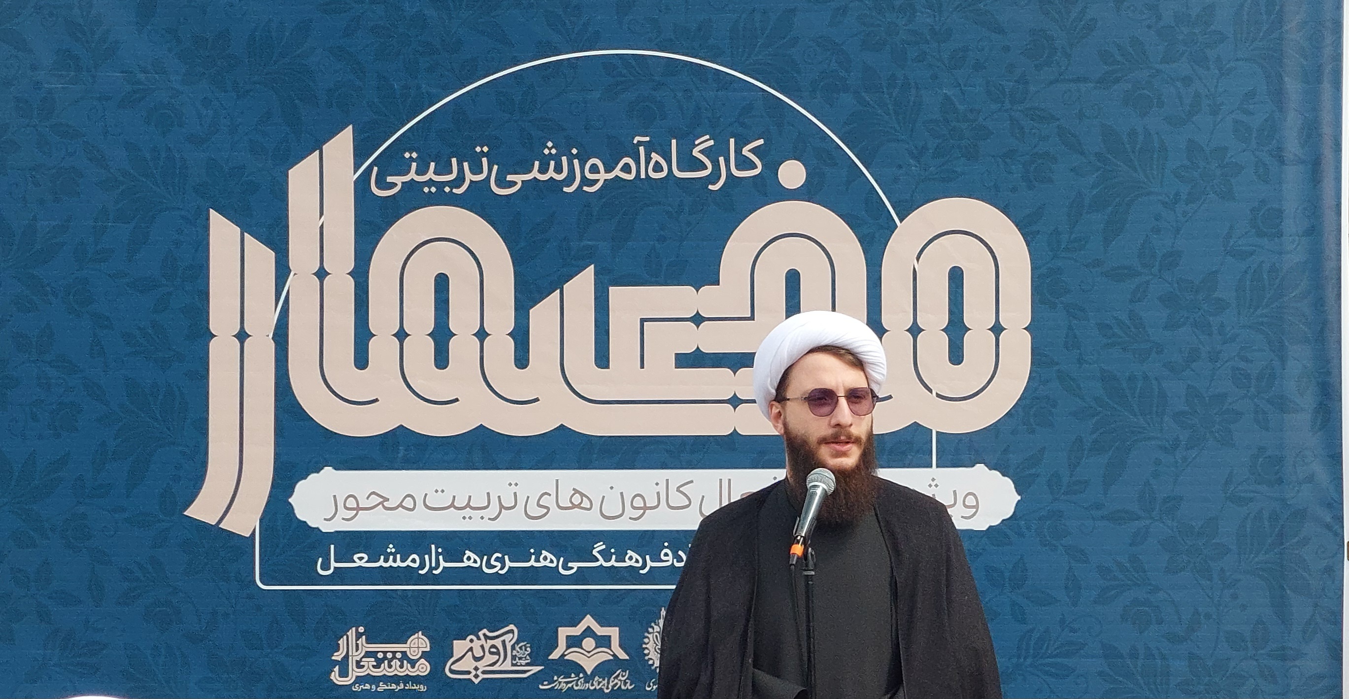 کار فرهنگي با محوريت مساجد برگزار شود