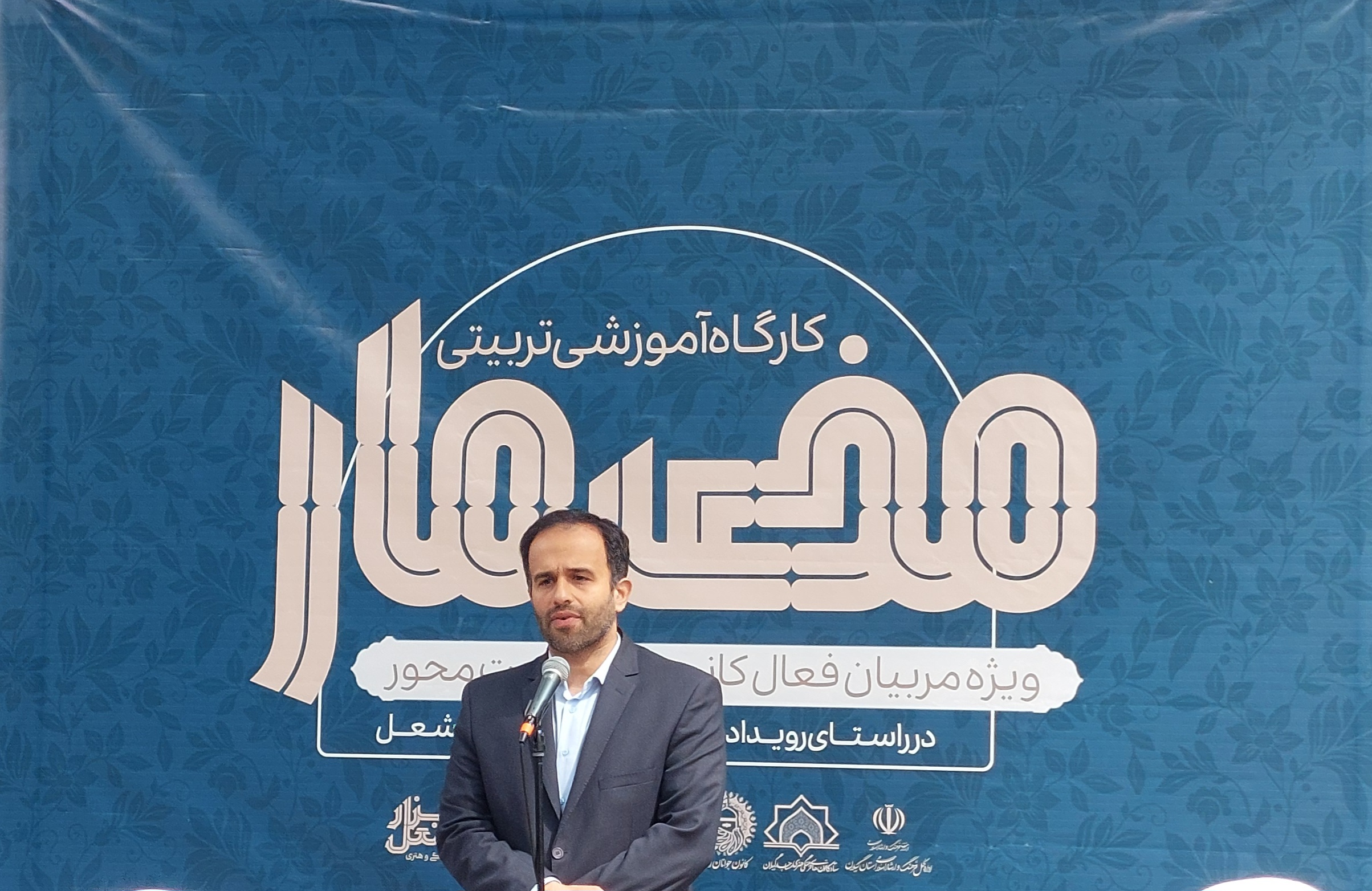 کانون هاي مساجد خط مقدم محلات در جنگ فرهنگي است