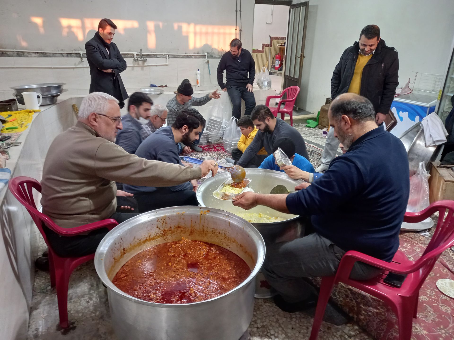 توزيع غذاي گرم بين سيل زدگان پيربازار رشت