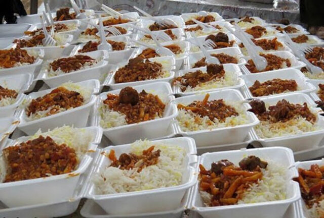 توزيع بيش از 600 پرس غذاي گرم به همت کانون شهداي بازار انزلي