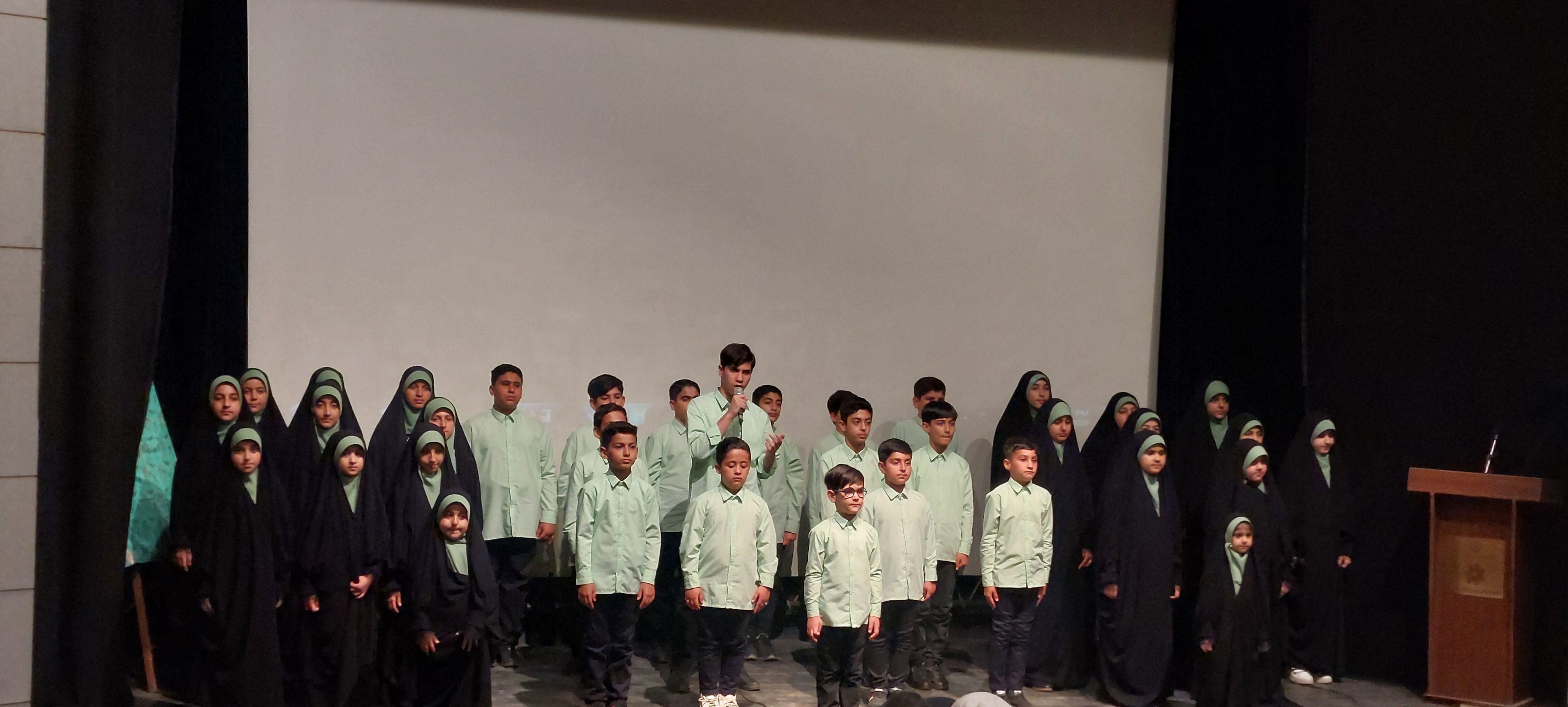 اجراي سرود کانون جواد الائمه (ع) در مراسم تقدير از برگزيدگان کانون‌هاي مساجد
